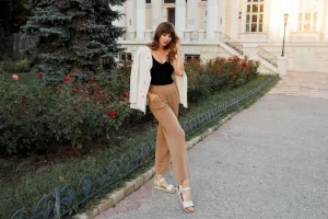 Tampil Stylish 10 Rekomendasi Warna yang Cocok Dipadukan dengan Celana Beige agar Tampil Menarik