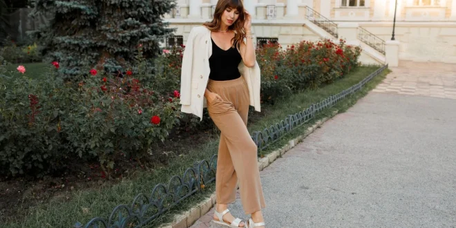 Tampil Stylish 10 Rekomendasi Warna yang Cocok Dipadukan dengan Celana Beige agar Tampil Menarik