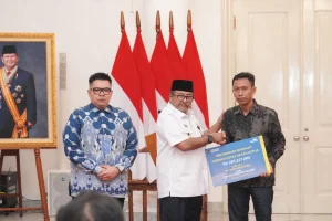 TASPEN Serahkan Manfaat THT dan JKK kepada Ahli Waris Petugas Damkar yang Gugur