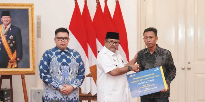 TASPEN Serahkan Manfaat THT dan JKK kepada Ahli Waris Petugas Damkar yang Gugur