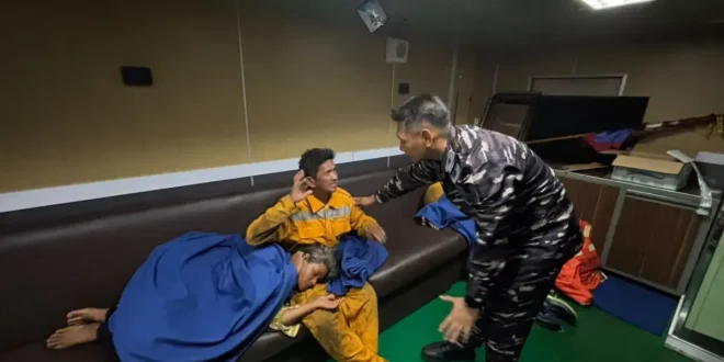 TNI AL Kerahkan 2 KRI untuk Evakuasi Korban Kebakaran KM Mutiara Sentosa II di Sumenep