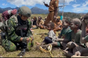 TNI Salurkan 2 Ton Bantuan ke Distrik Terdampak Kekeringan di Puncak, Sebagai Upaya Mengatasi Kekurangan Bahan Pangan