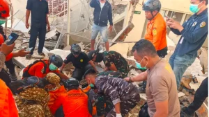 TNI Tanggap Cepat, Bantu Korban Terdampak Gempa Bumi Magnitudo 7.7 di NTT TNI Kerahkan Prajurit dari 3 Kodim dan 1 BTP
