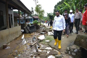 Wali Kota Padang Tinjau Dampak Banjir di Kotanya