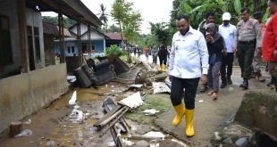 Wali Kota Padang Tinjau Dampak Banjir di Kotanya