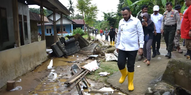 Wali Kota Padang Tinjau Dampak Banjir di Kotanya
