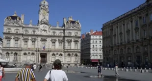Wisatawan Tetap Padati Kota Lyon Prancis Meski Suhu Panas Menyengat