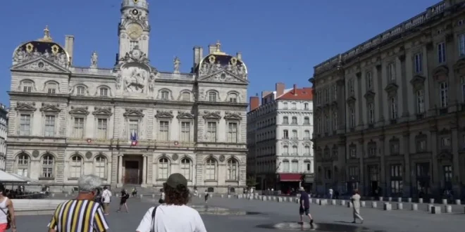 Wisatawan Tetap Padati Kota Lyon Prancis Meski Suhu Panas Menyengat